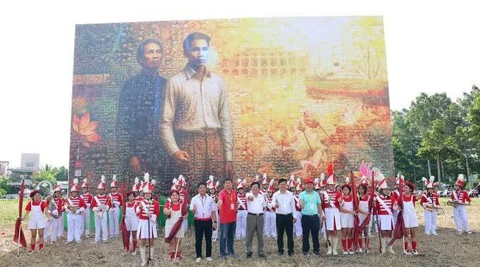 Tác phẩm tranh nghệ thuật ghép hình bằng hoa sen có quy mô lớn nhất Việt Nam.