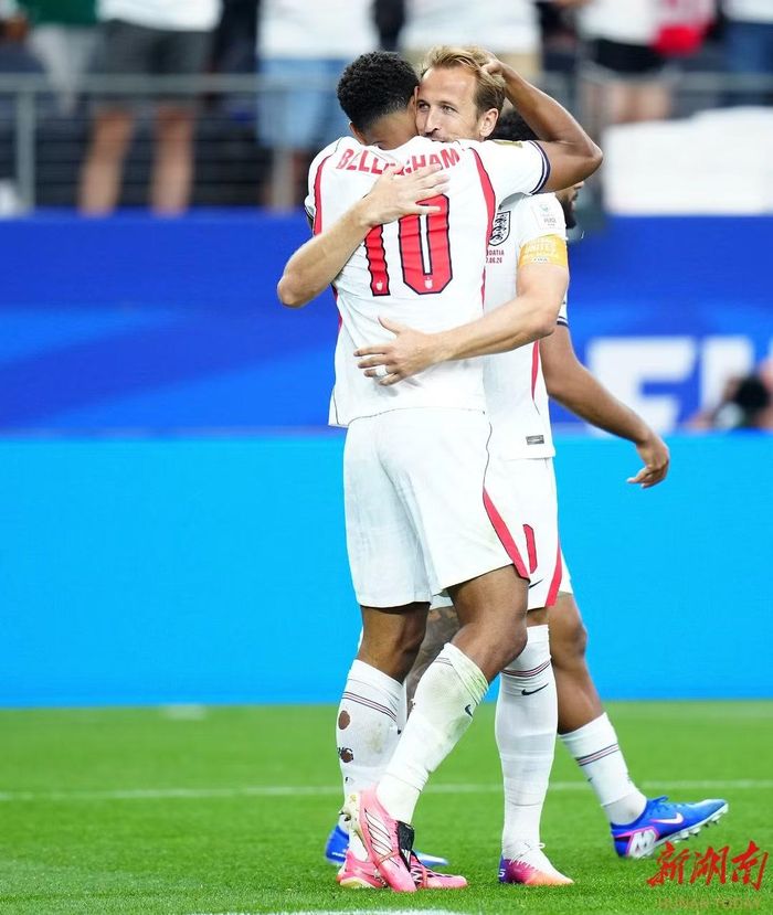 Các cầu thủ đội tuyển Anh vui mừng khi ghi bàn trong trận thắng Croatia 4-2. Ảnh: Xinhua.