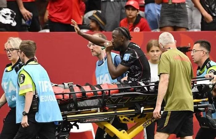 Tiền vệ Ismael Kone của đội Canada bị gãy chân sau pha vào bóng nguy hiểm của hậu vệ Qatar Assim Madibo. Ảnh: Reuters.