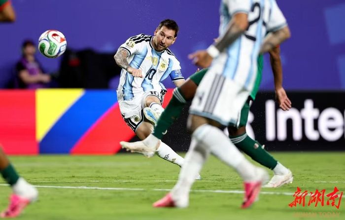 Messi tỏa sáng, lập hat-trick giúp Argentina hạ Algeria với tỷ số 3-0. Ảnh: Xinhua.