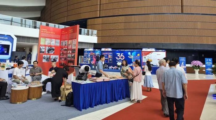 Hội Báo toàn quốc năm 2026 thu hút sự quan tâm, tìm hiểu của du khách thập phương.
