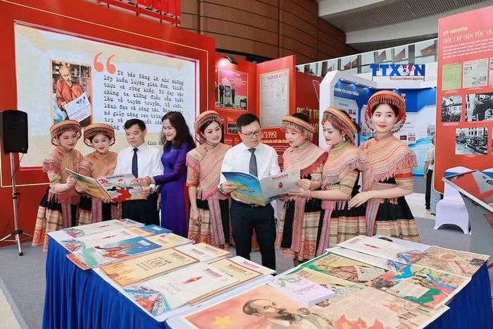 Gian trưng bày của Báo Nhân dân hút khách tham quan.