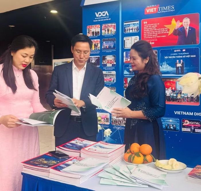 Các đại biểu tham quan các gian trưng bày Hội truyền thông số Việt Nam tại hội báo.
