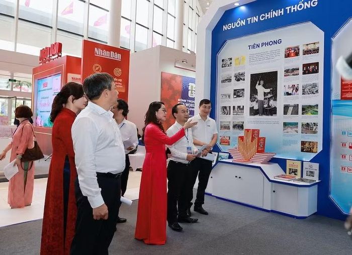 Các đại biểu tham quan các gian trưng bày tại Hội Báo toàn quốc 2026.