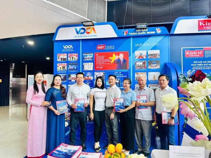 Gian trưng bày của Hội Truyền thông số Việt Nam thu hút đông đảo đại biểu và khách tham quan. Tổng Biên tập Tạp chí điện tử VietTimes Nguyễn Bá Kiên cùng các đại biểu chụp ảnh lưu niệm tại gian trưng bày.
