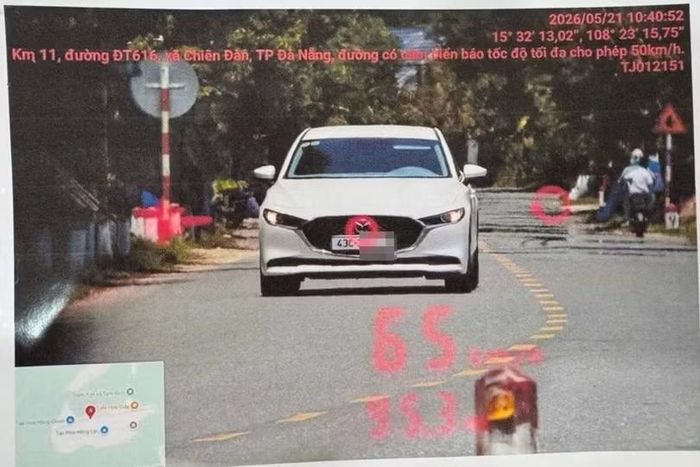 Xe con chạy 65 km/h trên đoạn đường giới hạn 50 km/h khi chở người bệnh nguy kịch đi cấp cứu tại Đà Nẵng. Ảnh: Cục CSGT.