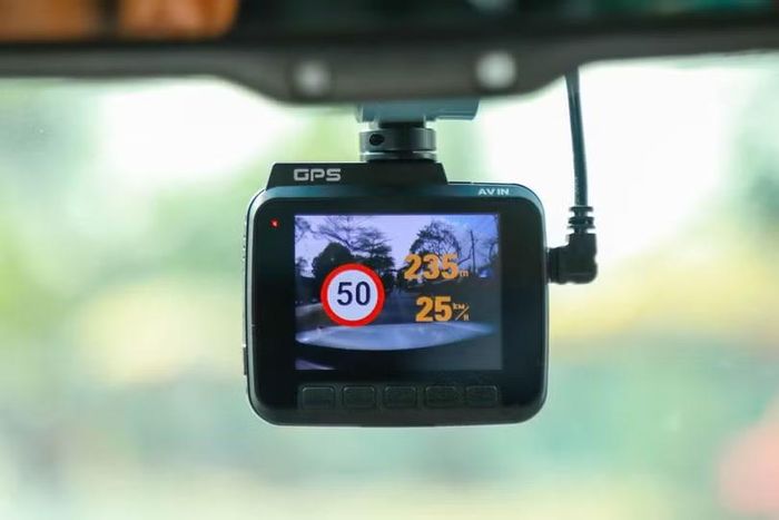 Dữ liệu camera hành trình, hình ảnh, video và định vị có thể là căn cứ quan trọng để chứng minh tài xế vi phạm trong tình thế cấp thiết khi chở người đi cấp cứu. Ảnh: CellphoneS.