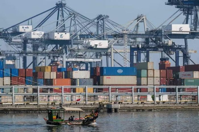 Một chiếc thuyền đi ngang qua bến container tại cảng Tanjung Priok ở Jakarta hôm 17/6. Tổng thống Indonesia Prabowo cho biết 343 tỷ đô la Mỹ đã chảy ra khỏi đất nước trong 22 năm qua. Ảnh: AFP.