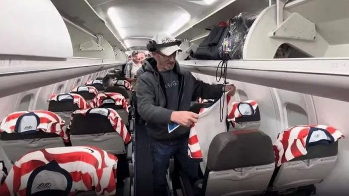 Hành khách trên chuyến bay của hãng hàng không American Airlines vui mừng khi được hãng tặng áo đấu và quà lưu niệm chủ đề World Cup. Ảnh: Worldjournal.