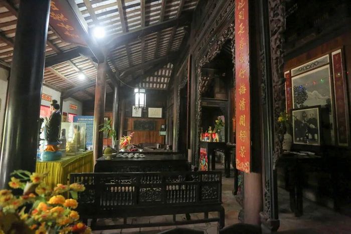Điểm đặc sắc nhất của ngôi nhà là 120 cột được làm từ gỗ quý, đến nay vẫn còn rất chắc chắn, không có dấu hiệu hư hỏng