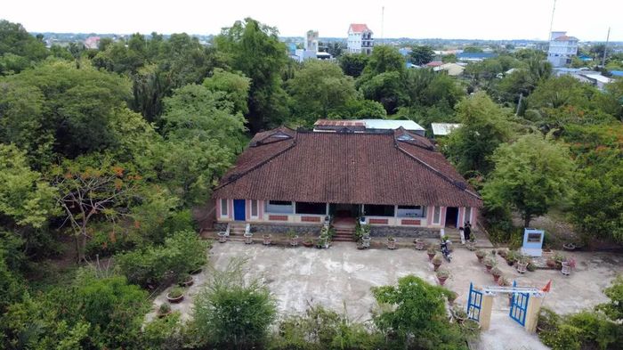 Toàn cảnh Nhà Trăm cột