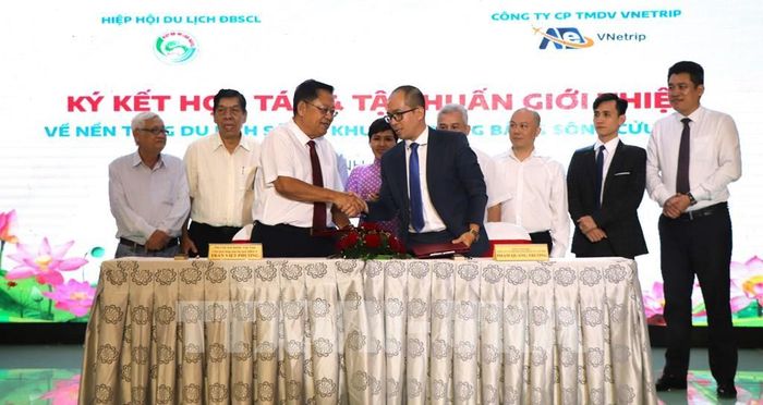Lễ ký kết kết ghi nhớ hợp tác kết nối doanh nghiệp du lịch trên nền tảng số. Ảnh: Nguyễn Hằng - TTXVN
