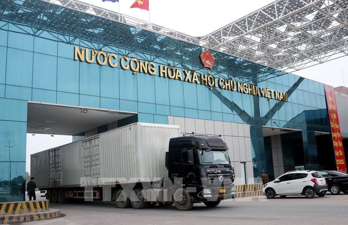 Phương tiện chở hàng hóa thông quan qua cửa khẩu Móng Cái (Việt Nam)- Đông Hưng (Trung Quốc) tại khu vực cầu Bắc Luân II. Ảnh: Văn Đức - TTXVN