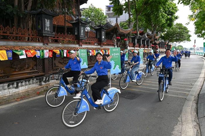 Đạp xe quanh khu vực Hồ Tây. Ảnh: Báo NN và MT