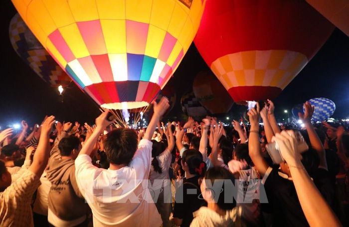 Người dân và du khách hòa mình vào không khí sôi động tại đêm hoa đăng khinh khí cầu. Ảnh: Hồng Thái - TTXVN
