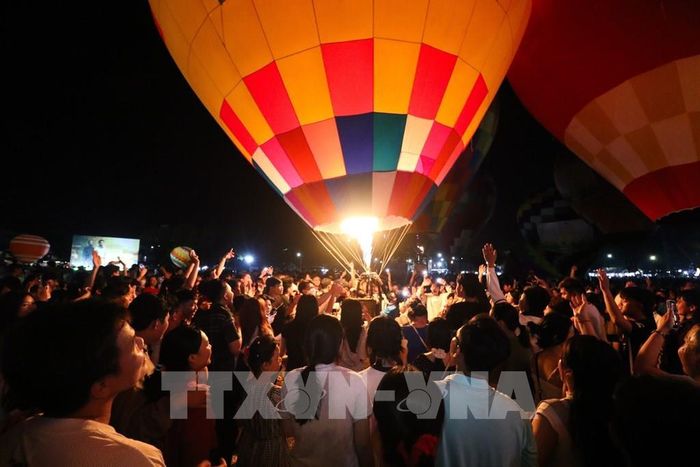 Đông đảo người dân và du khách tham gia đêm hoa đăng khinh khí cầu. Ảnh: Hồng Thái - TTXVN