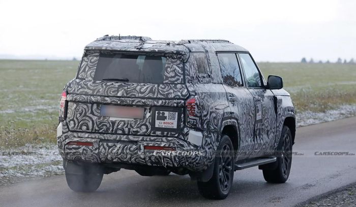 Mẫu xe được cho là Pajero mới bị bắt gặp đang chạy thử. Ảnh: Carscoops