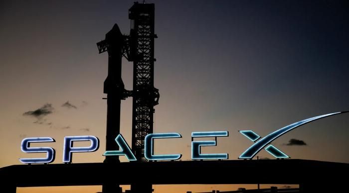 Tàu vũ trụ Starship thế hệ tiếp theo của SpaceX, được đặt trên đỉnh tên lửa Super Heavy mạnh mẽ, đang chuẩn bị phóng tại bệ phóng Boca Chica của công ty, gần Brownsville, Texas, Mỹ, vào ngày 16 tháng 11 năm 2024. Ảnh: Reuters