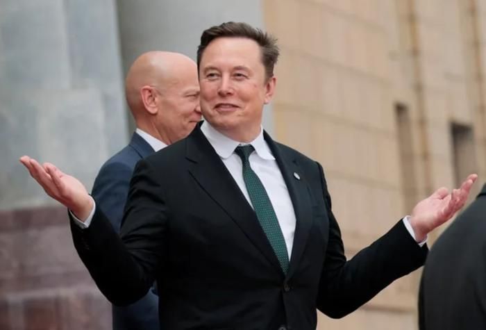 Elon Musk ra hiệu khi rời đi sau khi tham dự lễ đón tiếp Tổng thống Mỹ Donald Trump cùng Chủ tịch Trung Quốc Tập Cận Bình tại Đại lễ đường Nhân dân ở Bắc Kinh, Trung Quốc, ngày 14 tháng 5 năm 2026. Ảnh: Reuters