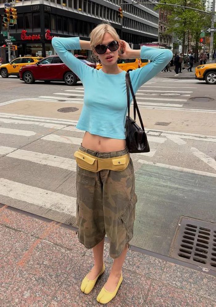 Utility belt bag trở thành điểm nhấn thời trang giúp tổng thể trang phục trở nên cá tính hơn. Ảnh: @linda.sza