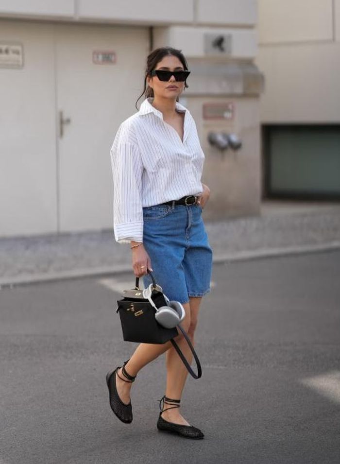 Sự kết hợp giữa denim và sơ mi poplin chưa bao giờ lỗi mốt. Ảnh: Getty Images
