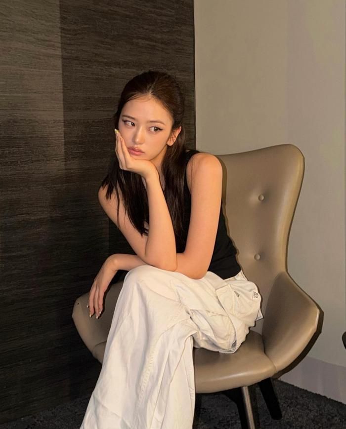 Ahn Yu Jin hoàn thiện outfit bằng đôi boots đen cá tính, tạo nên sự kết hợp hài hòa giữa nét mạnh mẽ và thời thượng. 