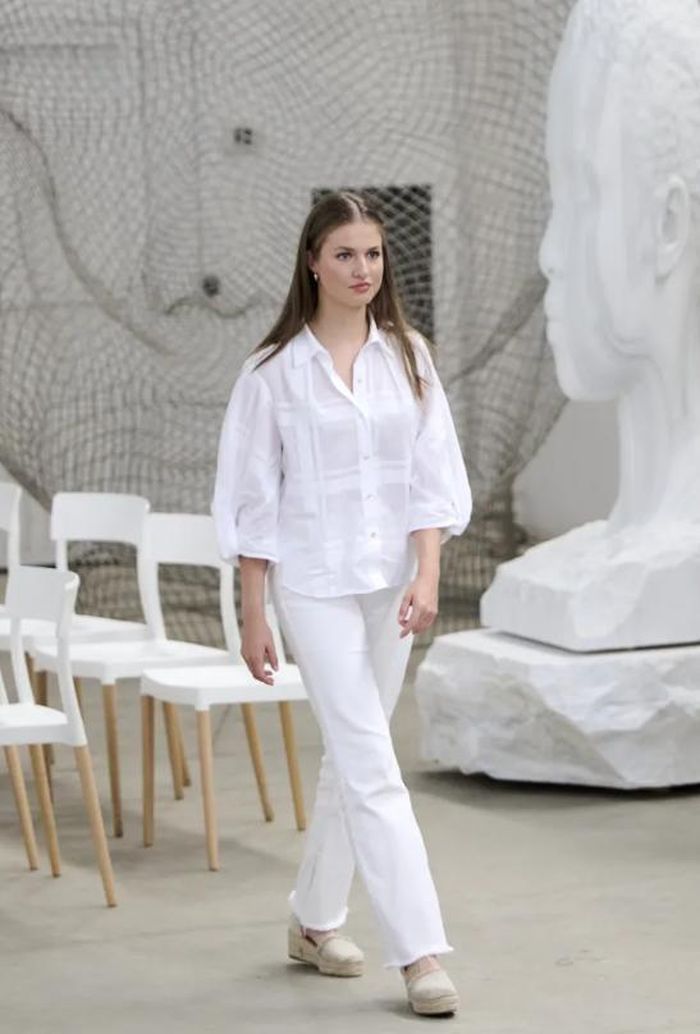 Công chúa Leonor của Tây Ban Nha trang phục trắng toàn bộ kết hợp với espadrilles. Ảnh: Getty Images