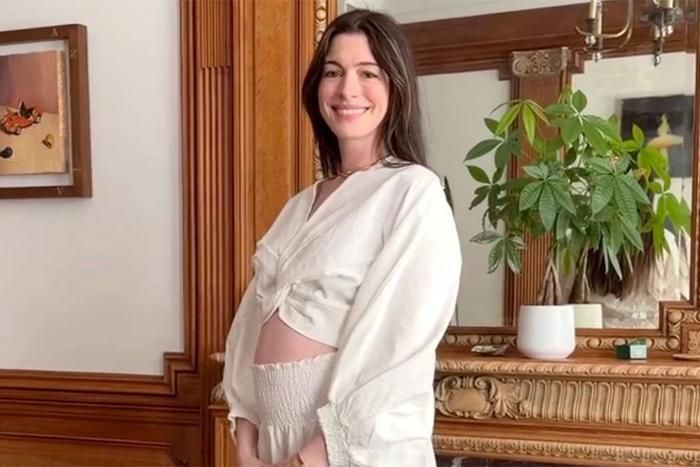 Anne Hathaway thông báo mang thai con thứ 3 ở tuổi 43.