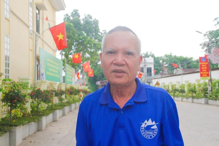 Ông Nguyễn Viết Thổ cùng người dân xã Minh Châu mong chờ ngày ngôi trường mới đi vào hoạt động.
