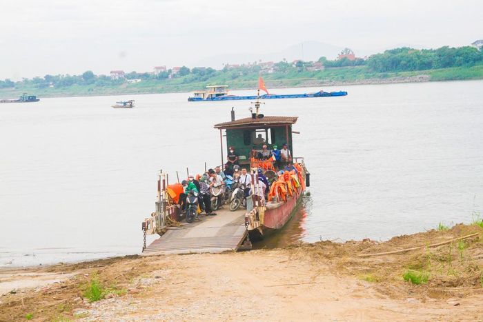 Muốn học tiếp lên cấp ba, con em xã Minh Châu không có lựa chọn nào khác là buộc phải rời đảo, vượt sông sang đất liền "học nhờ" bên xã khác.
