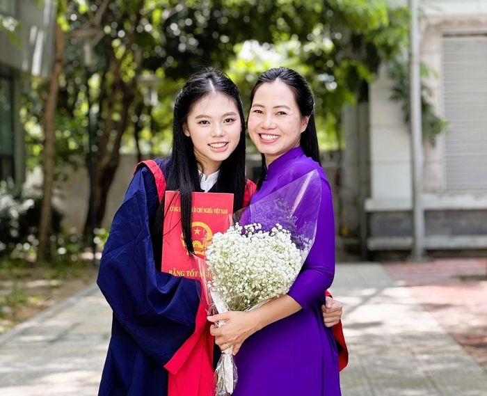 Chị Quách Mỹ Linh cùng con gái.