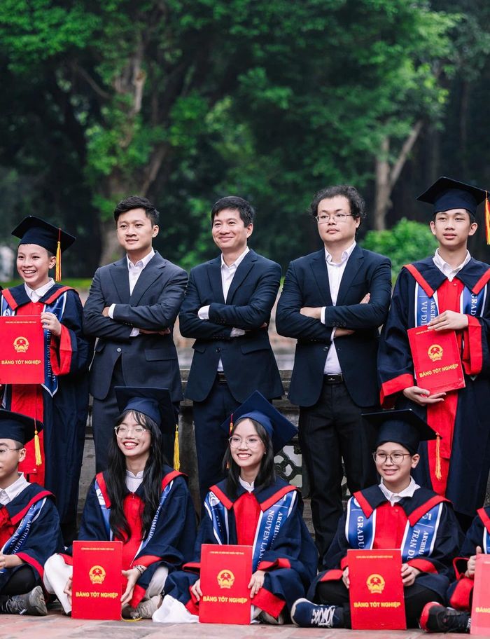 Thầy Phạm Ngọc Mai (áo vest đứng giữa), người đứng sau thành công của tập thể lớp 9C1.