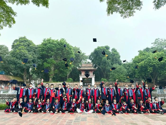 34 thành viên của lớp 9C1 đều trúng tuyển vào các lớp chuyên Toán, chuyên Tin của 4 ngôi trường THPT chuyên danh giá nhất Hà Nội.