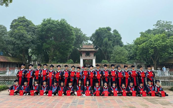 Tập thể lớp 9C1, Trường THCS Archimedes Trung Yên.