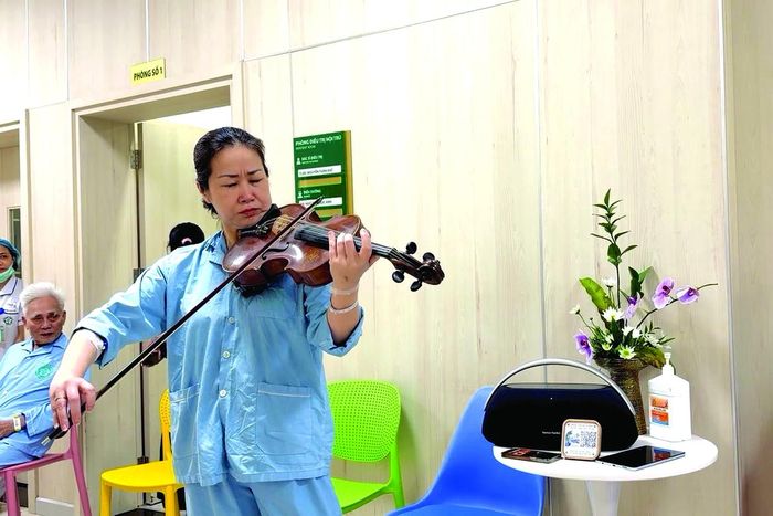 Khoảnh khắc nghệ sĩ Nguyệt Thu biểu diễn violon ngay giữa hành lang khoa Cấp cứu - Bệnh viện Bạch Mai (Hà Nội) khiến nhiều người xem xúc động