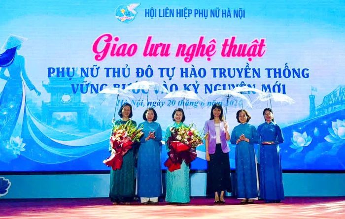 Lãnh đạo Hội LHPN thành phố Hà Nội tặng hoa chúc mừng thành công Đại hội