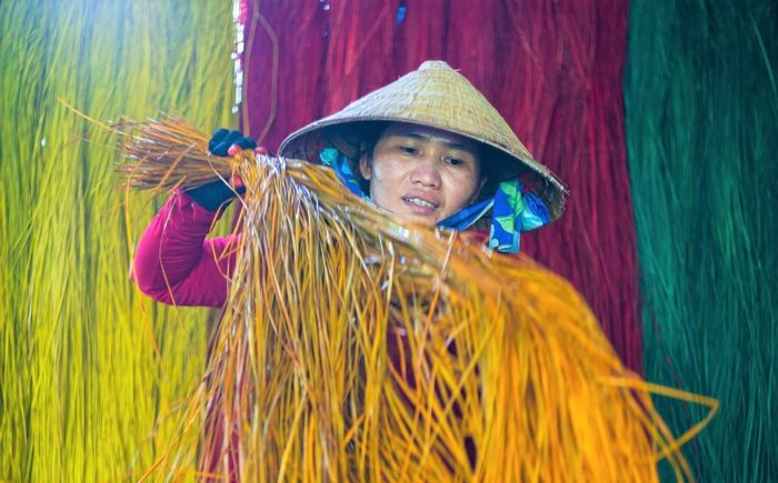 Phụ nữ lực lượng chính góp phần giữ nghề truyền thống - Ảnh: Nhuận Kiệt