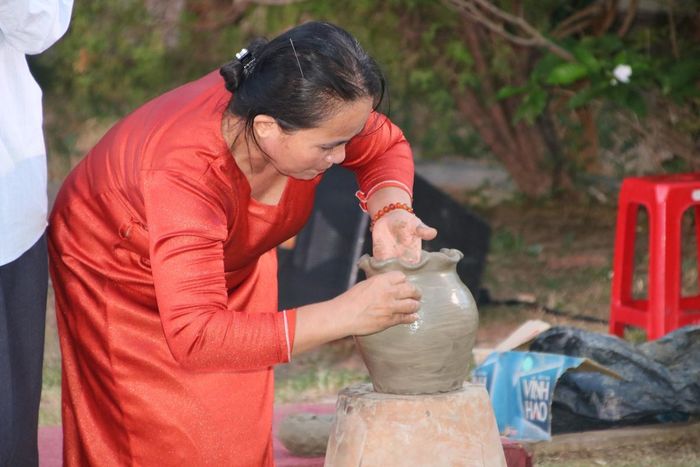 Nữ nghệ nhân dân tộc Chăm trình diễn nghệ thuật làm gốm - Ảnh: Nhuận Kiệt