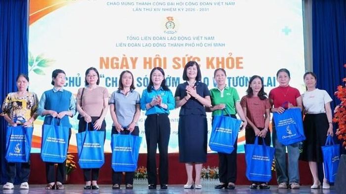 Bà Đỗ Hồng Vân - Ủy viên Ban Chấp hành Đảng bộ, Phó Trưởng Ban Quan hệ lao động Tổng Liên đoàn Lao động Việt Nam; bà Nguyễn Kim Loan - Thành ủy viên, Phó Chủ tịch Liên đoàn Lao động TP. Hồ Chí Minh trao nhiều phần quà cho nữ đoàn viên, công nhân lao động có hoàn cảnh khó khăn. Ảnh: Thanh An