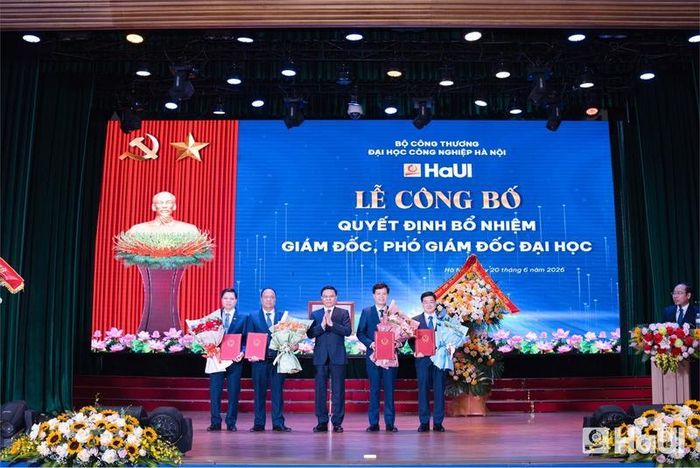 Đồng chí Lê Mạnh Hùng - Ủy viên Ban Chấp hành Trung ương Đảng, Bộ trưởng Bộ Công Thương trao Quyết định bổ nhiệm Giám đốc Kiều Xuân Thực và các Phó Giám đốc Đại học Công nghiệp Hà Nội: Nguyễn Văn Thiện, Phạm Văn Đông và Nguyễn Văn Thiện.