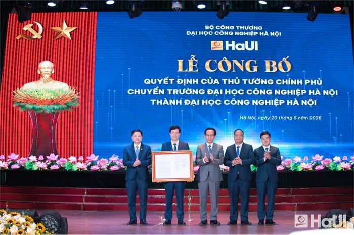 Đồng chí Hoàng Minh Sơn - Ủy viên Ban Chấp hành Trung ương Đảng, Bộ trưởng Bộ Giáo dục và Đào tạo trao Quyết định của Thủ tướng Chính phủ về việc chuyển Trường Đại học Công nghiệp Hà Nội thành Đại học Công nghiệp Hà Nội.