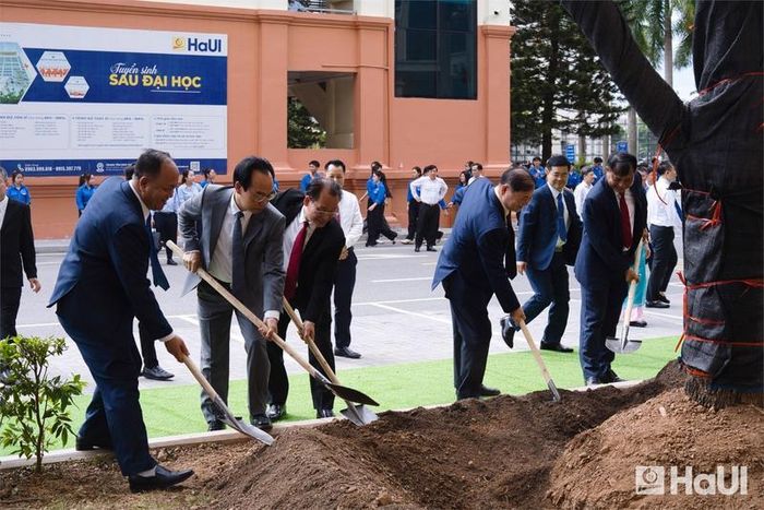 Bộ trưởng Lê Mạnh Hùng và Bộ trưởng Hoàng Minh Sơn trồng cây lưu niệm tại Đại học Công nghiệp Hà Nội.