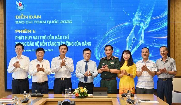 Ủy viên Trung ương Đảng, Phó Trưởng Ban Tuyên giáo và Dân vận Trung ương, Tổng Biên tập báo Nhân dân, Chủ tịch Hội Nhà báo Việt Nam Lê Quốc Minh và các đại biểu tham gia phiên thảo luận "Phát huy vai trò của báo chí trong bảo vệ nền tảng tư tưởng của Đảng" - Ảnh: Quang Khánh