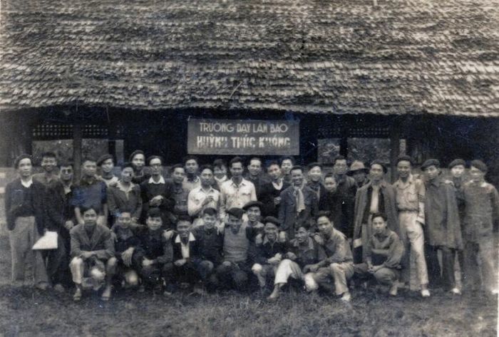 Học viên lớp viết báo Huỳnh Thúc Kháng năm 1949. Ảnh: NVCC.