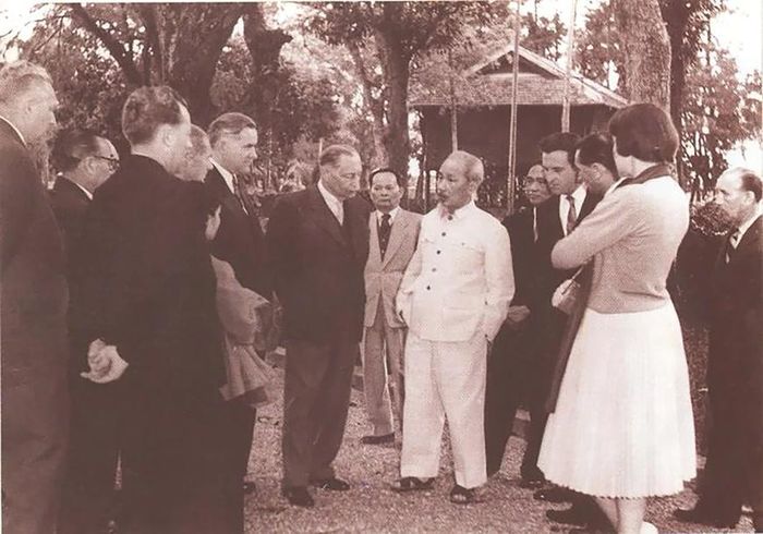 Chủ tịch Hồ Chí Minh tiếp đoàn đại biểu Quốc hội Tiệp Khắc trong khuôn viên của Phủ Chủ tịch tháng 1/1960. Ảnh: hochiminh.vn