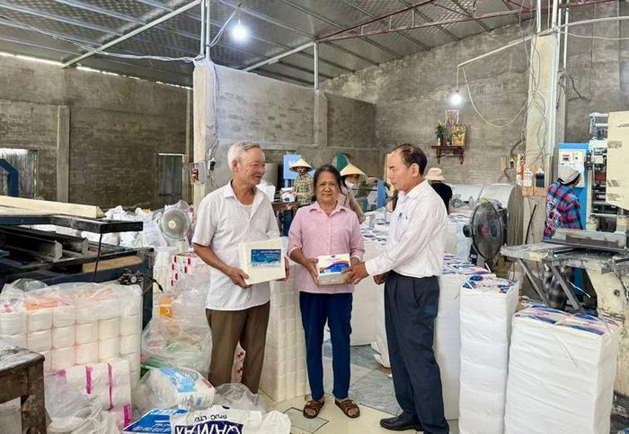Cơ sở sản xuất giấy của gia đình ông Nguyễn Văn Nghi (bên trái). Ảnh: Thanh Huê