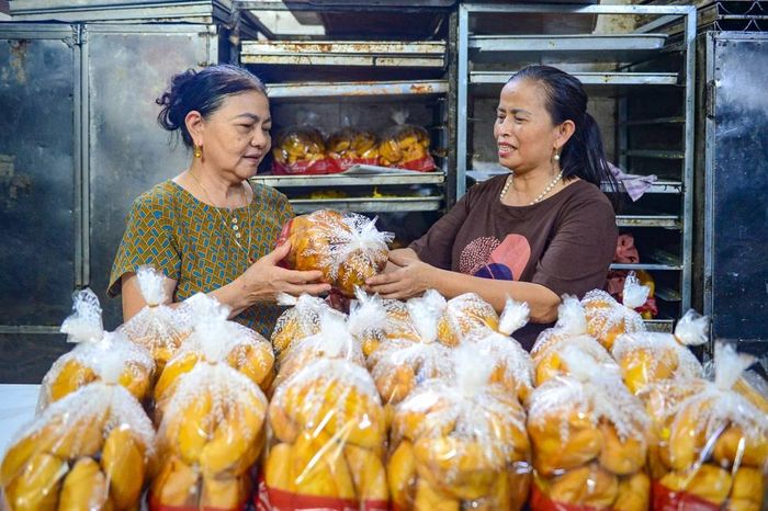 Gia đình bà Hàn Thị Lý và ông Nguyễn Văn Chiến ở phố Nam Ngạn 2 đã gắn bó với nghề hơn 40 năm. Nghề làm bánh được truyền qua 4 thế hệ. Mỗi ngày, cơ sở sản xuất bánh mì Lý Chiến cung ứng ra thị trường từ 2.000 đến 3.000 chiếc bánh các loại.