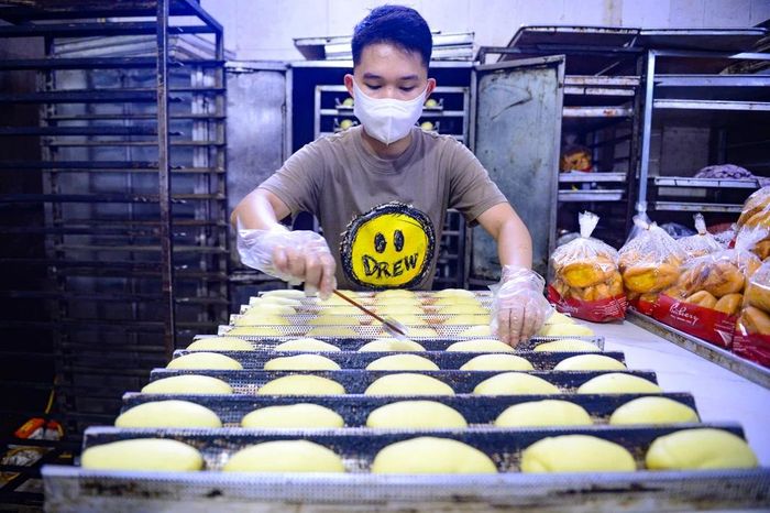 Ở cơ sở sản xuất bánh mì, mỗi ngày bắt đầu từ sáng sớm và kéo dài đến chiều tối. Bột được ủ khoảng 2 giờ trước khi đưa vào lò nướng. Nhiều công đoạn được hỗ trợ bằng máy móc, giúp giảm sức lao động. Tuy vậy, người làm bánh vẫn phải theo dõi kỹ từng mẻ bột để bảo đảm chất lượng.