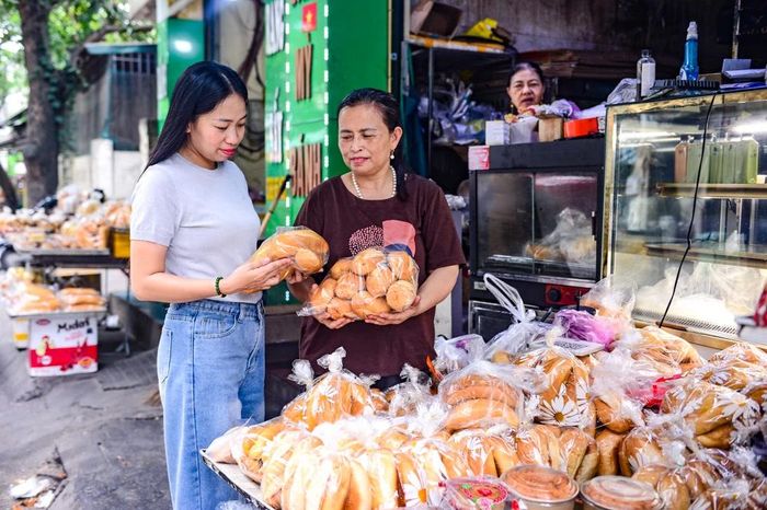 Nhịp sống ở Nam Ngạn có thể đổi thay theo thời gian, nhưng những lò bánh đỏ lửa mỗi ngày vẫn là một phần không thể thiếu của vùng đất bên dòng sông Mã. Trong hương thơm của những mẻ bánh mới ra lò là câu chuyện về sự cần cù của những gia đình nhiều đời giữ nghề.