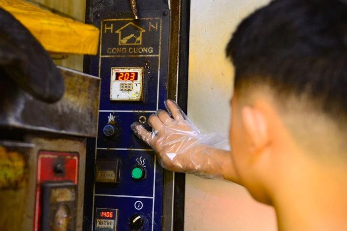 Bánh mí trước đây được nướng bởi các lò than thủ công, rồi lò củi, nay các cơ sở đã sử dụng lò điện hiện đại, giúp giảm sức lao động nhưng vẫn giữ được hương vị đặc trưng của bánh mì Nam Ngạn.